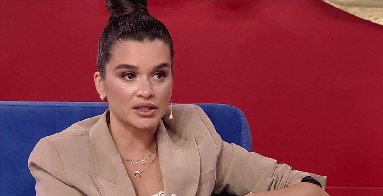 Все смеются над нелепыми очками Ксении Бородиной.