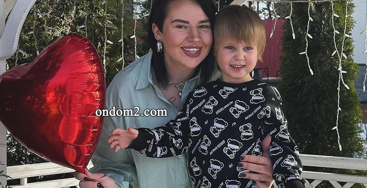 Казалось, куда хуже, но Александра Черно запустила сына ещё больше  фото