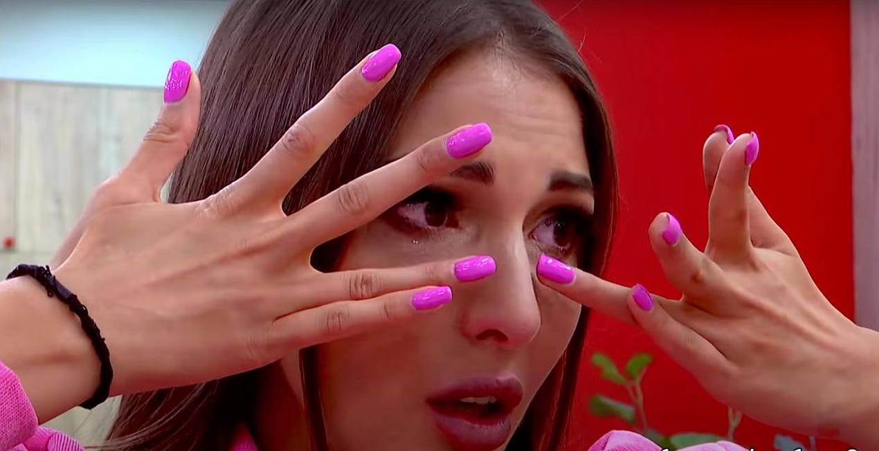 Бесстыжая Яна Захарова показала, что у неё под пальто.