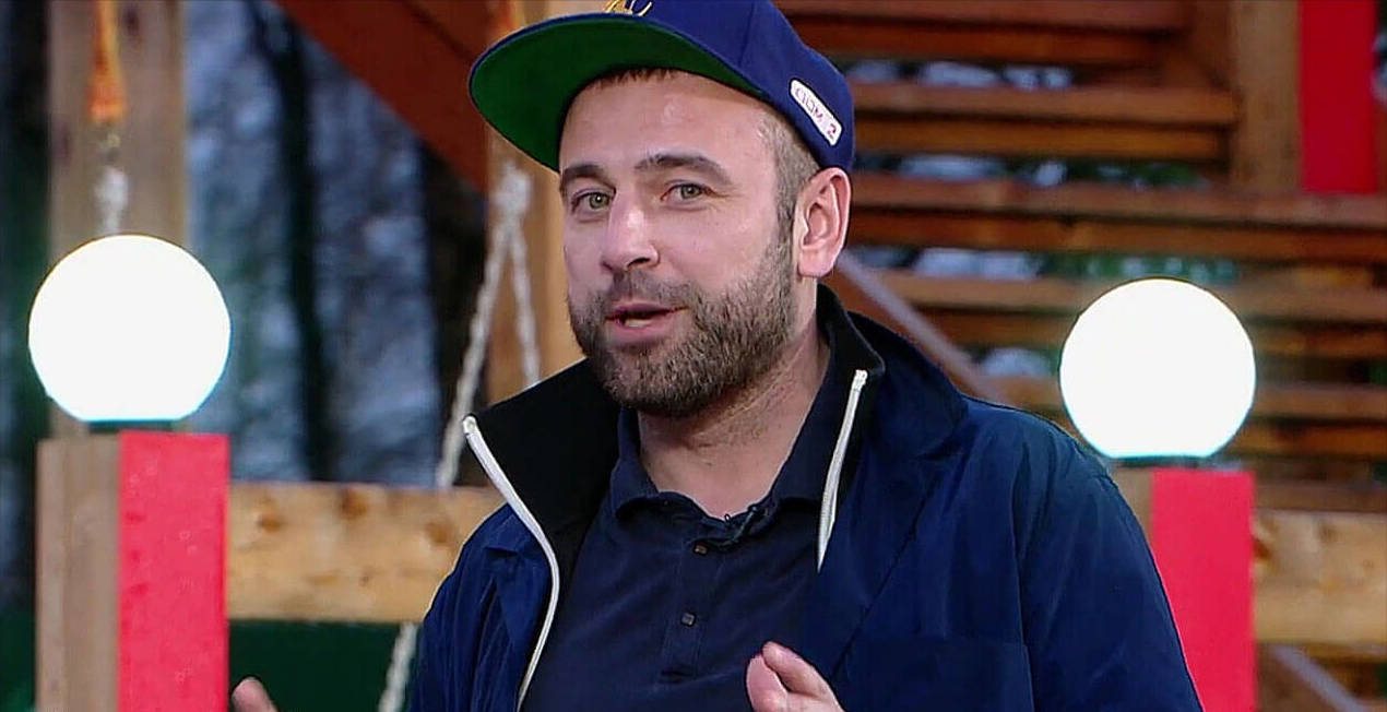 Алексей Адеев проснулся сразу с двумя участницами дома 2.