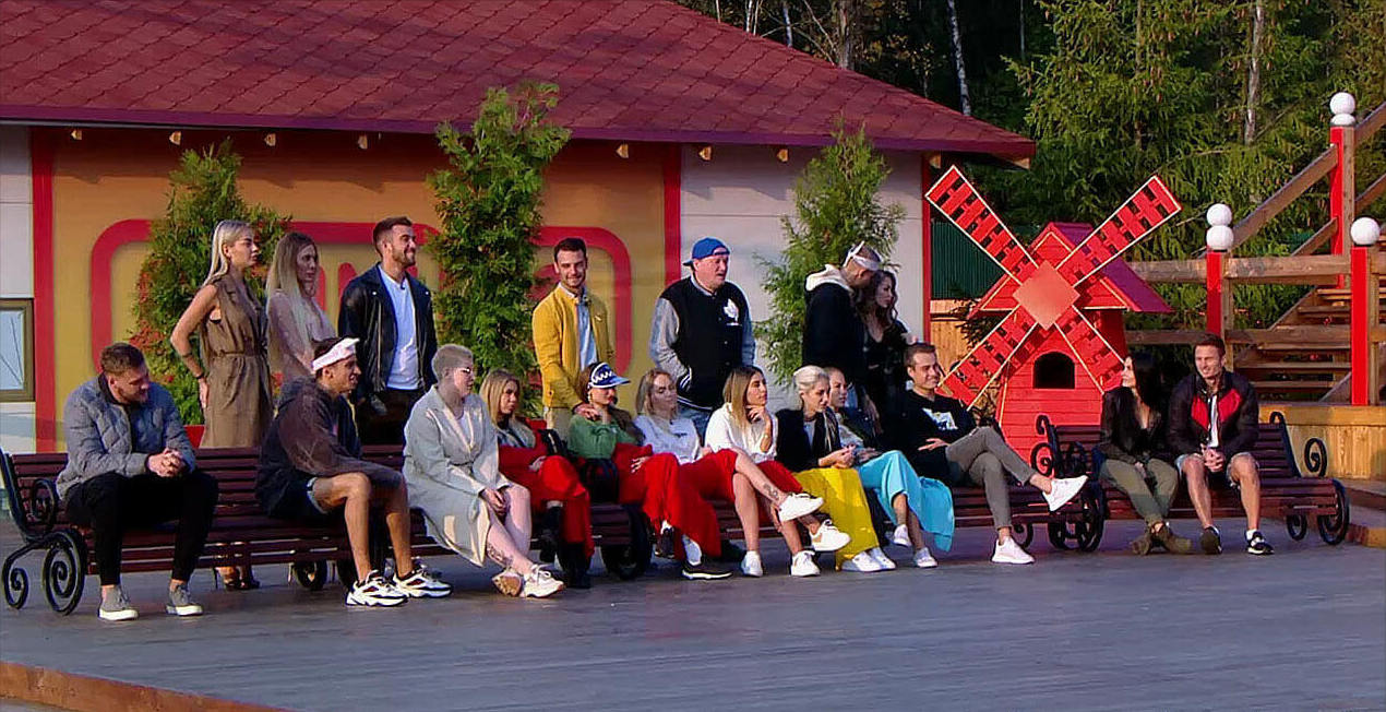 Она ему в дочери годится. На проекте появилась неожиданная пара  видео