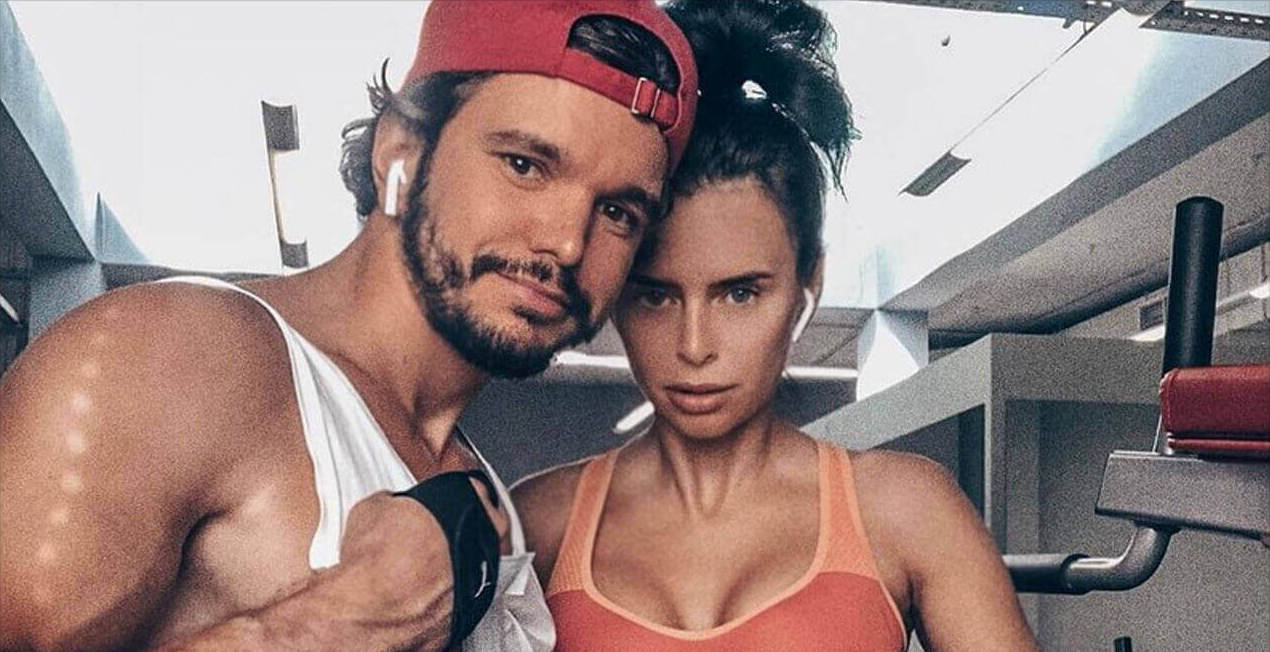 Антона Гусева исподтишка сфотографировали в кафе. Он весь плешивый.