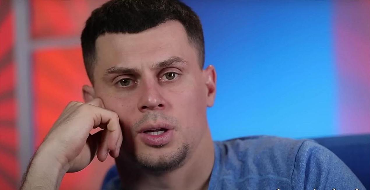 Новенький участник показал, что сделал с его лицом агрессивный Иван Барзиков.