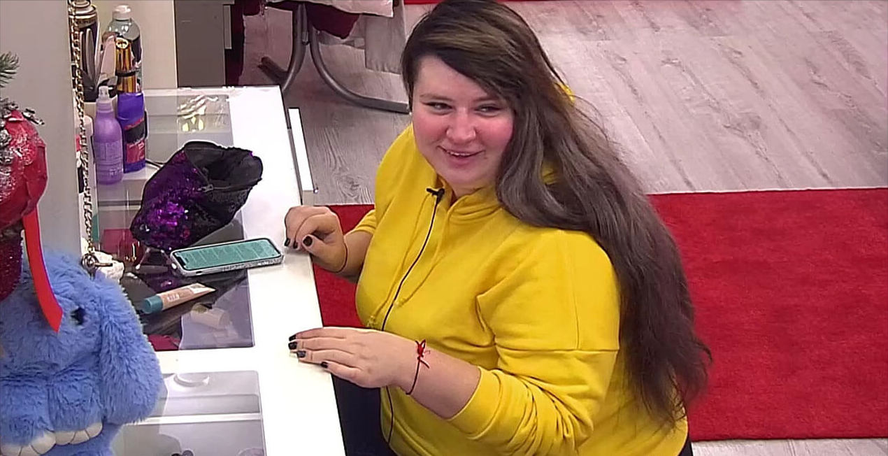 Обкорнала сама себя. Все глумятся над новой стрижкой Александры Черно.