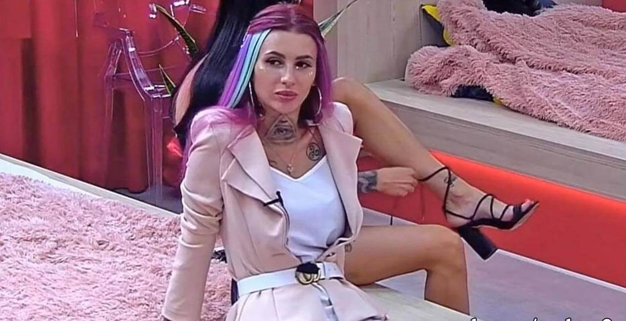 Ужасная татуировка заняла половину руки Клавдии Безверховой.