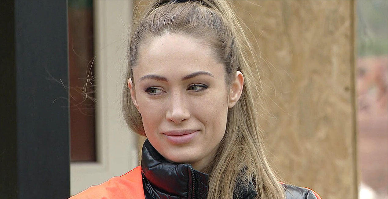 После неудачной стрижки Алёна Ашмарина стала похожа на мужика.