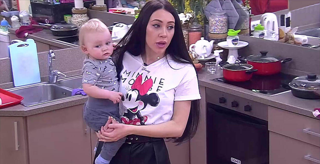 Сотрудники органов опеки удивились, когда Алёна Савкина открыла им дверь.