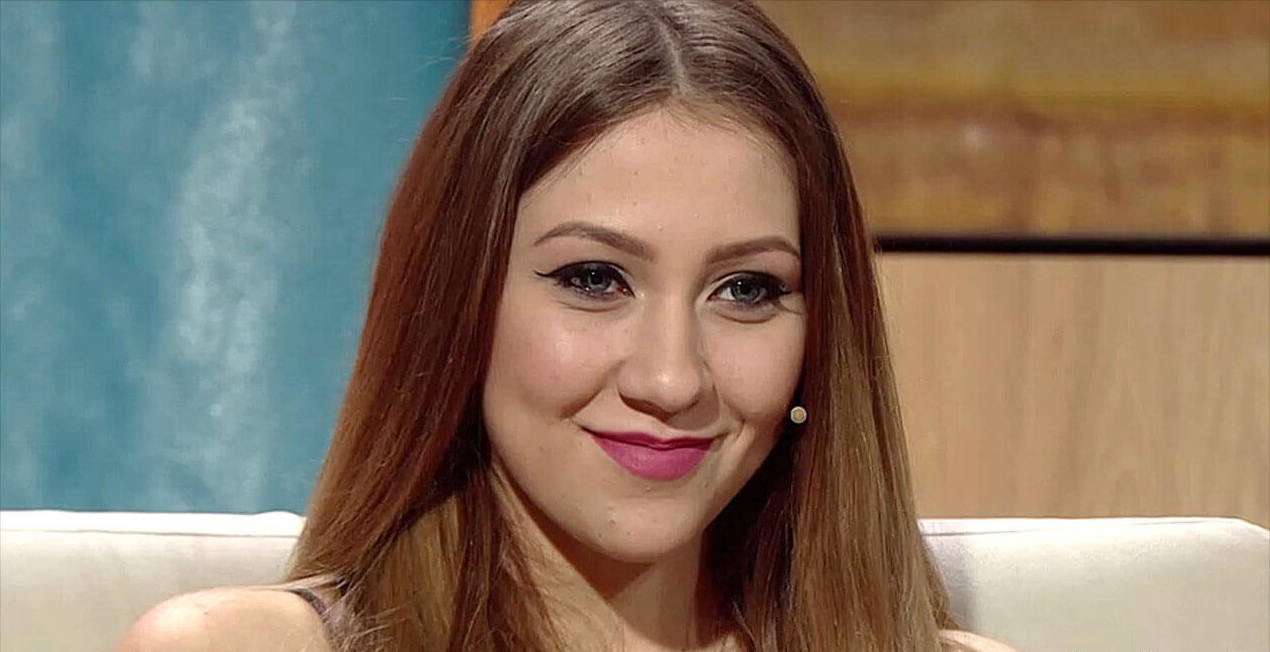 Беременная Алёна Савкина наконец показала свой живот.