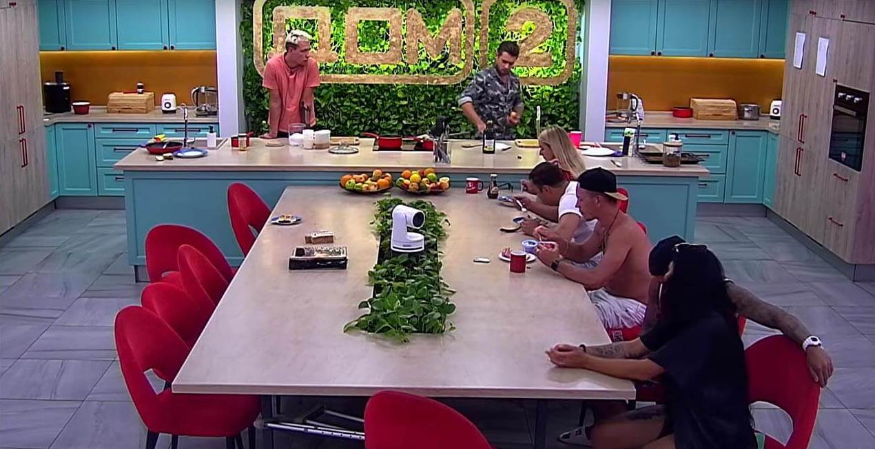 В доме 2 сразу две новые пары.