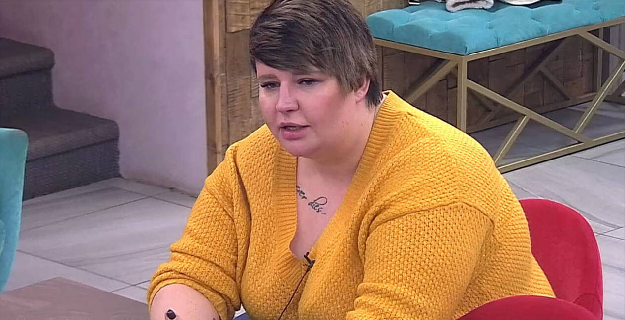 Александра Черно так отмечала Новый год, что напилась и целиком запихнула в рот.