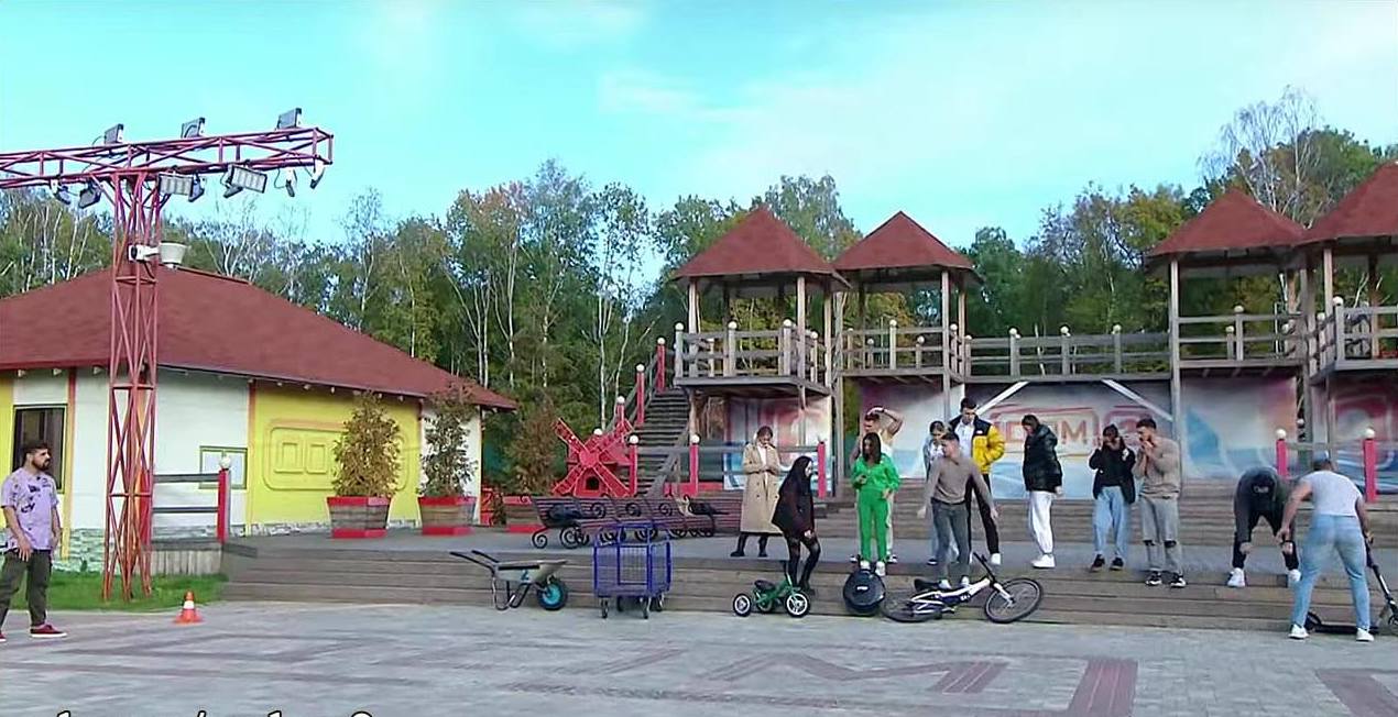 Новеньким участницам сходу сделали тест на беременность.