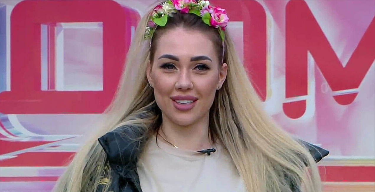 Алёна Савкина заинтриговала в новогодние праздники.