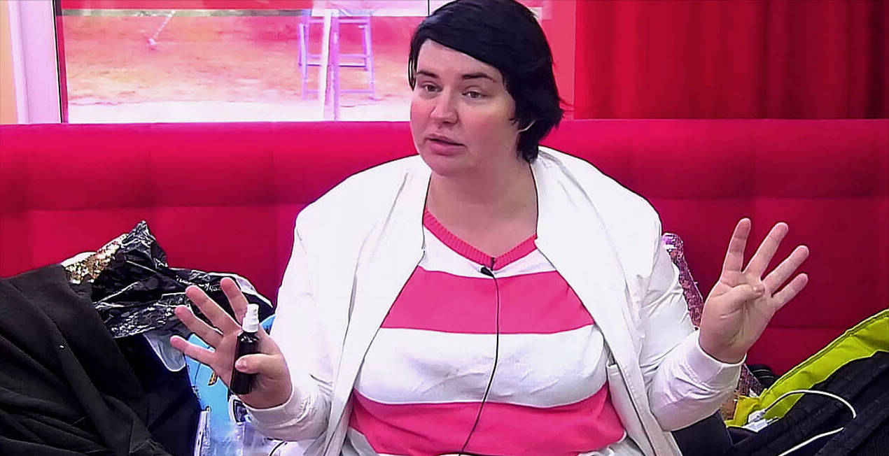 Органы опеки пришли в квартиру Александры Черно. Её сдали подписчики  фото