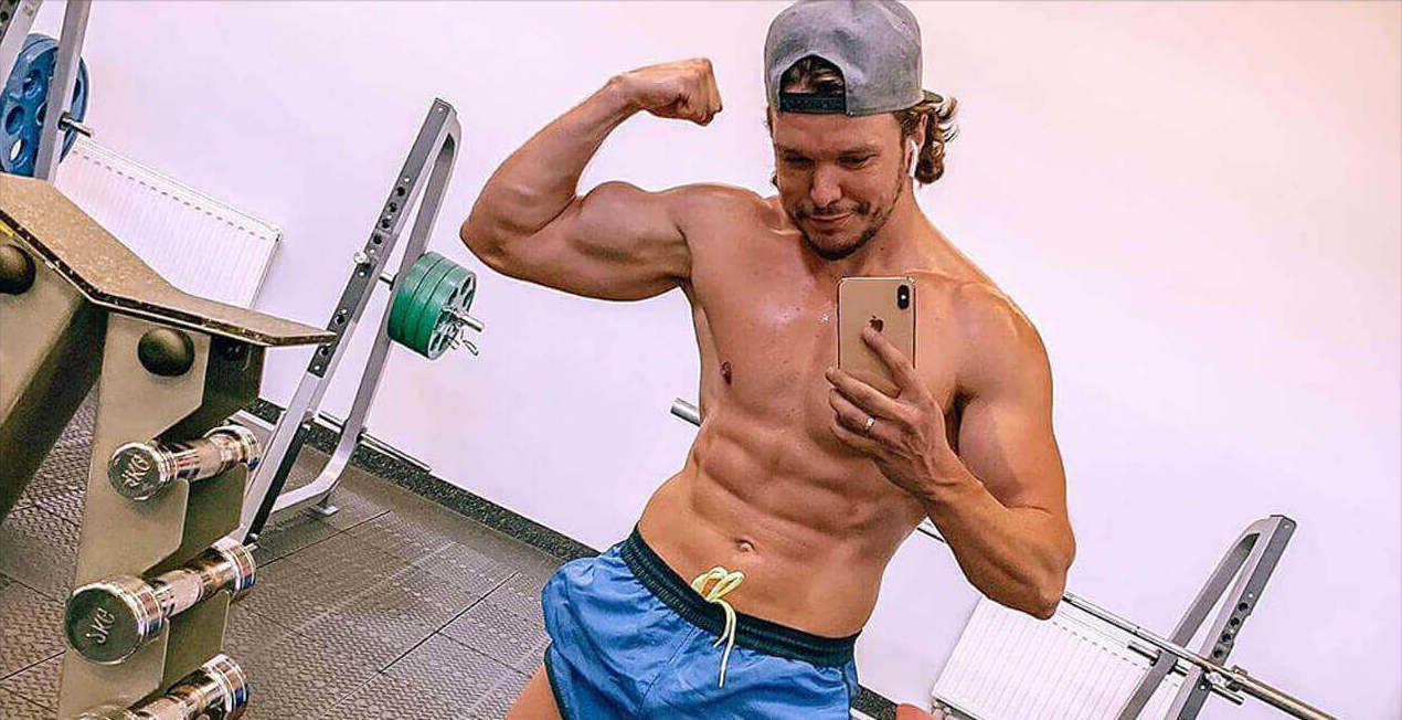 Кошмар, что стало с лицом Антона Гусева после неудачной пластики  фото