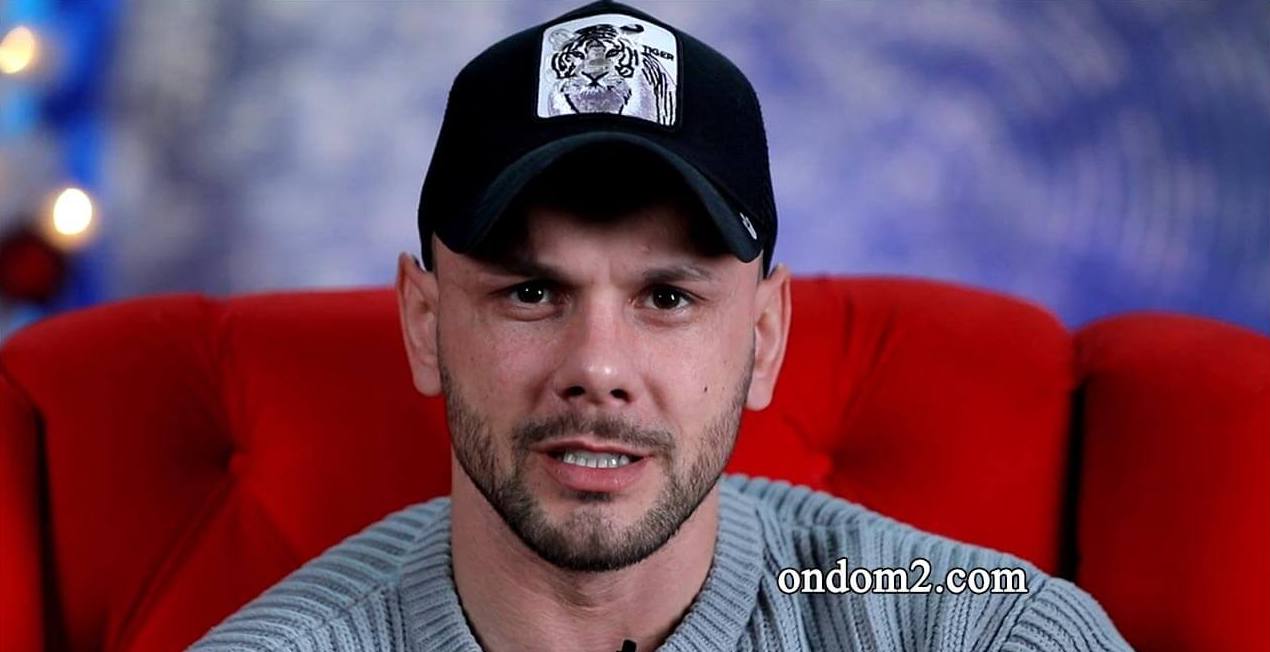 Разъяренный Максим Евстропов не пустил тёщу в квартиру.