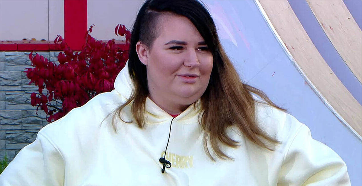 Александра Черно задрала трусы и показала хоть и похудевшее, но очень дряблое тело.