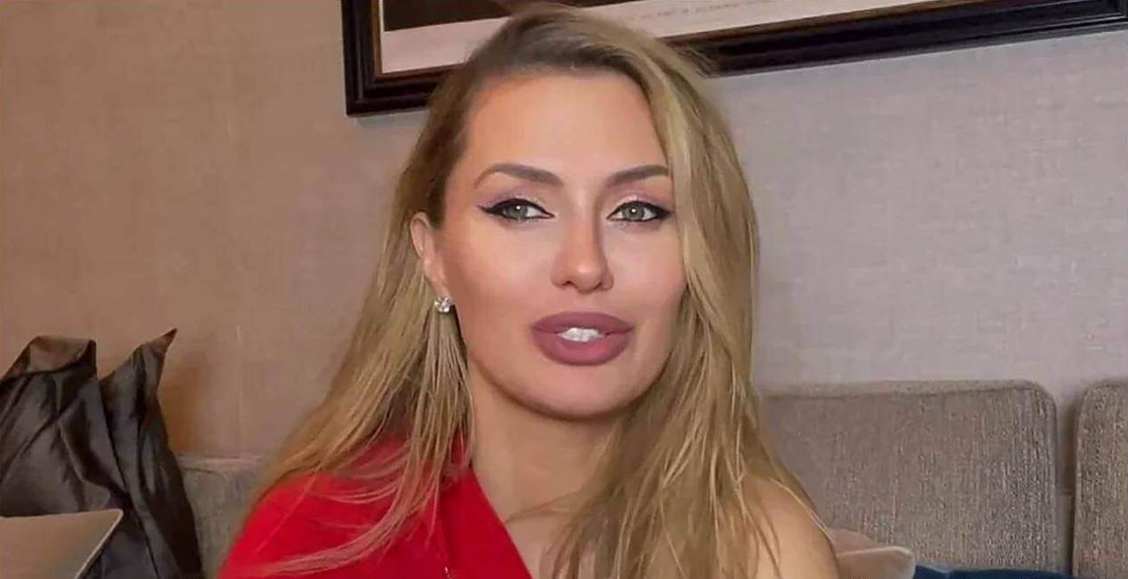Виктория Боня показала животик.