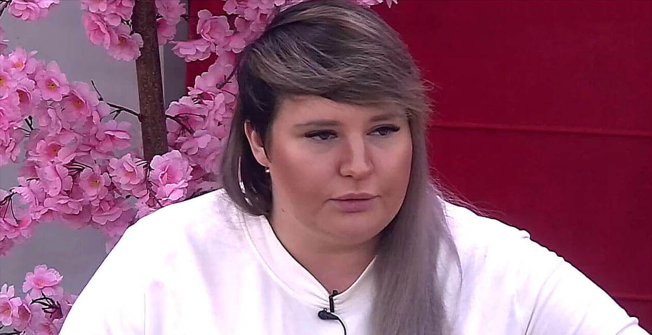 Крупная Александра Черно нацепила пижаму и отвязно танцевала.