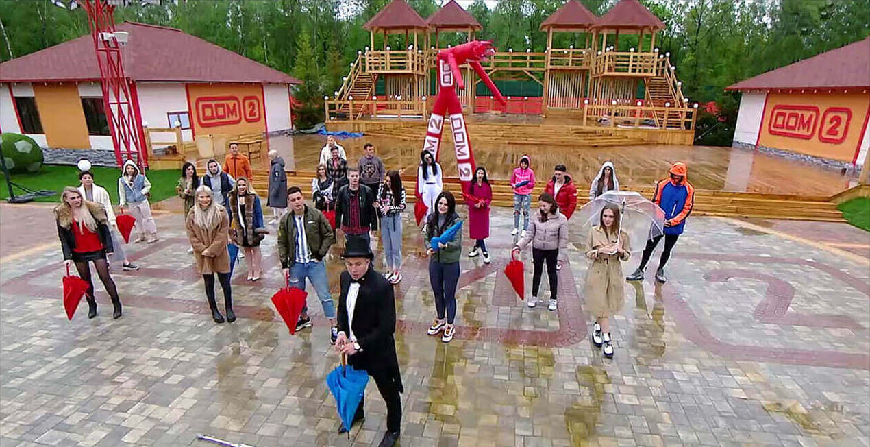 Участников дома 2 спалили за поцелуем.