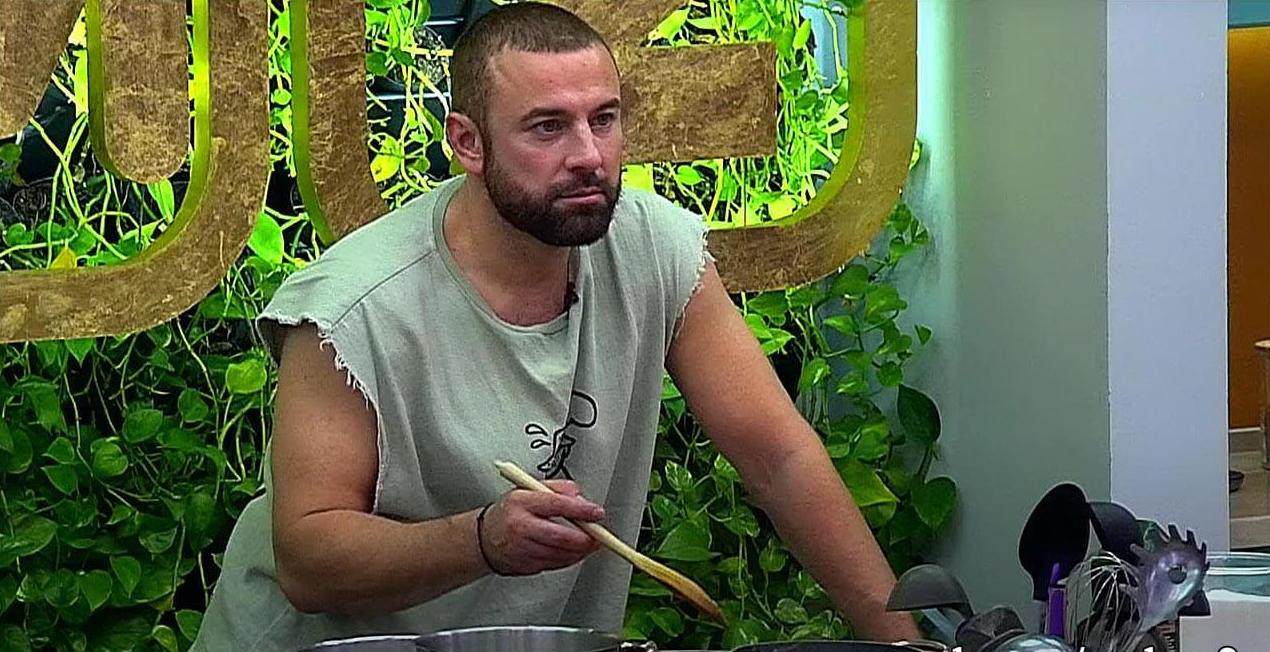 К Алексею Адееву пришла роскошная брюнетка. Он уже отказался от восемнадцатилетней Юли.