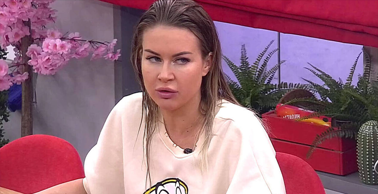 Женатый любовник выставил Марину Африкантову на улицу.