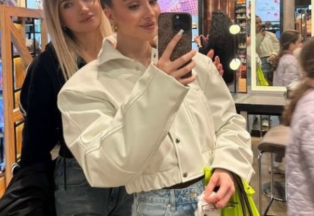 Третьего апреля 2026 года Екатерина Квашникова опубликовала снимок со своей матерью, чем вызвала всеобщее удивление из-за поразительно молодого вида родительницы.