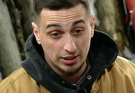 Участница Виктория Салибекова (в девичестве Лысковец) применила физическую силу, ударив ногой одного из участников телепроекта "Дом-2". Инцидент произошел 2 апреля 2026 года.