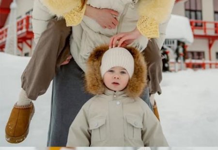 Восьмого марта 2026 года Виктория Салибекова поделилась кадрами свежей фотосессии, но лишь после публикации осознала, что наряд её сына был совершенно не по погоде.