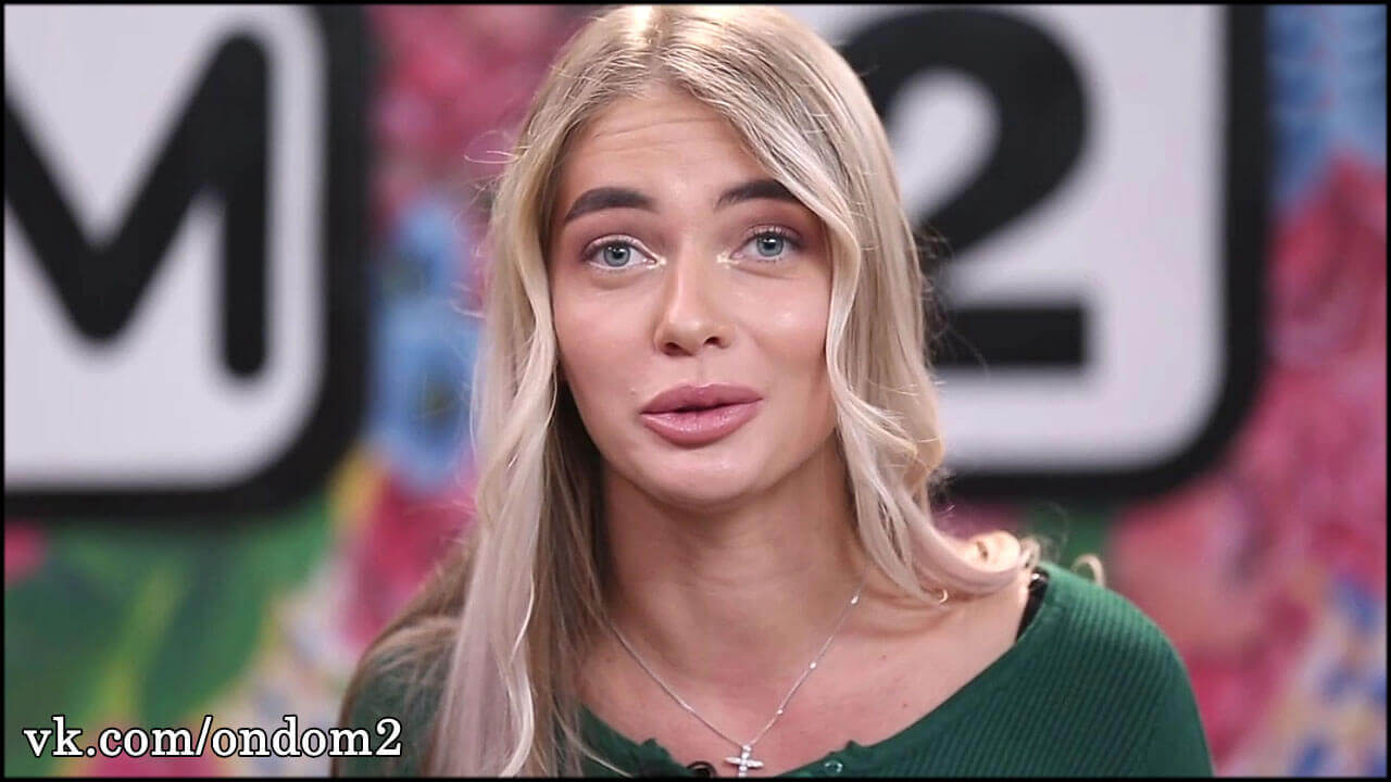 Скалон удивила смелым маникюром перед началом лета