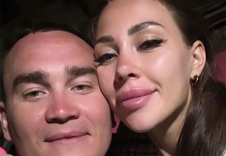 Пятого мая две тысячи двадцать шестого года Александр Смуров, спутник жизни Алёны Савкиной, столкнулся с процедурой банкротства по крупному долгу.