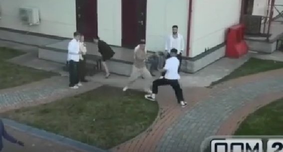 На площадке «Дома-2» вновь вспыхнул конфликт: Никита Гуранда вступил в драку с Романом Кузиным, защищая Кристину. В дневном выпуске от 12.0.2026 Роман Кузин грубо спровоцировал Кристину, используя оскорбительные выражения, что побудило Никиту вызвать его на поединок. При этом Кристина, хорошо знакомая зрителям, всегда готова дать отпор.