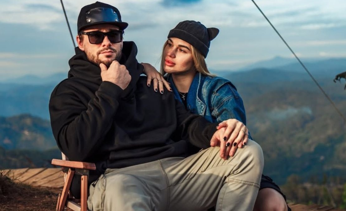 Экс-участница реалити-шоу "Дом-2" Анастасия Ромашова уже три недели пребывает в Китае, но профессиональной занятости пока не обрела. Она предполагала, что им с супругом Евгением будут активно предлагать контракты, однако выяснилось, что их артистические таланты не столь уникальны и востребованы, как казалось.