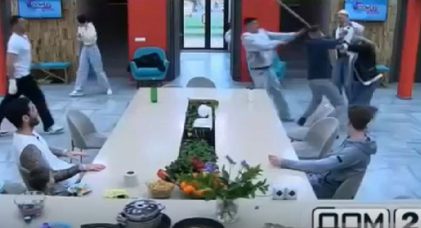 Кульминация драматических событий на проекте "Дом-2" была показана в конце ночного выпуска 11 апреля 2026 года в качестве анонса будущих серий. Артём Гавришов появился на Поляне, сразу же опустился на колени перед Вероникой Гракович, выражая ей свою уникальную привязанность, и затем скрылся в её комнате. Когда Альберт Гракович обнаружил Артёма на общей кухне, он выбежал из спальни, вооружившись палкой. Однако Вероника сумела остановить мужа, предотвратив конфликт, пока Гавришов искал убежище за её спиной.