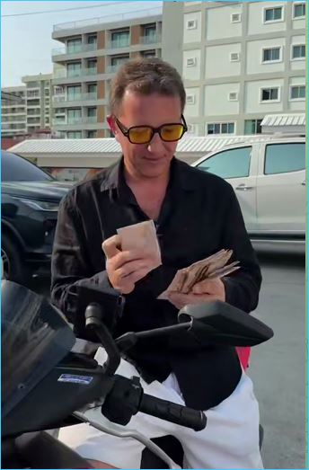 Получив информацию о недавнем расставании Алёны Рапунцель с Александром Смуровым, Илья Яббаров оперативно ухватился за представившуюся возможность. Его целью стало восстановление утраченного контакта с общим сыном Богданом.