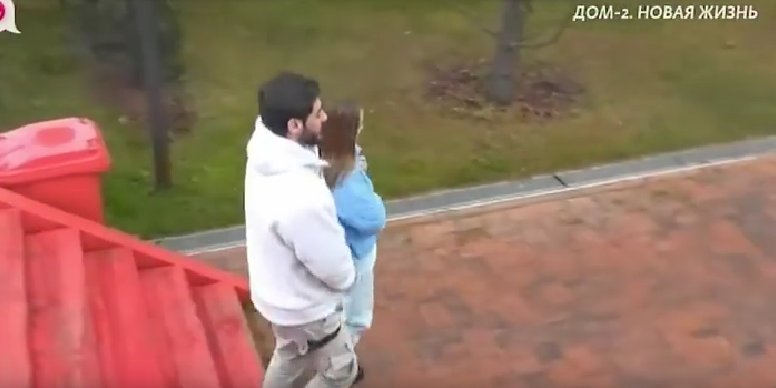 Долгие три года Тигран и Виктория Салибековы строили свои отношения под прицелом камер, следуя всем правилам проекта. Однако череда провокаций и кульминационный конфликт, переросший в драку, заставили пару экстренно покинуть обжитое место и свой огород на Поляне. В дневном эфире "Дома-2" 1 июня 2026 года, в День защиты детей, их уход был показан без традиционных прощальных слов. Организаторы шоу не вмешались, чтобы защитить беременную Викторию от нападок, и она сама попыталась решить проблему, что привело к их скоропалительному уходу, запечатлённому лишь в коротком видеоролике у ворот.