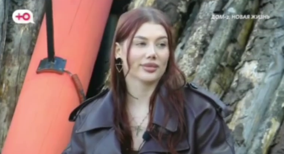 В ответ на развивающийся флирт своего супруга с поклонницей Галиной Маковской, Виктория Салибекова решила поделиться воспоминаниями о собственном опыте отношений с женатым мужчиной. Эти давние откровения, озвученные Викой в самом начале её пути на проекте, до сих пор служат поводом для критики со стороны недоброжелателей, которые указывают на её тогдашнюю юность и неосведомлённость о статусе избранника.