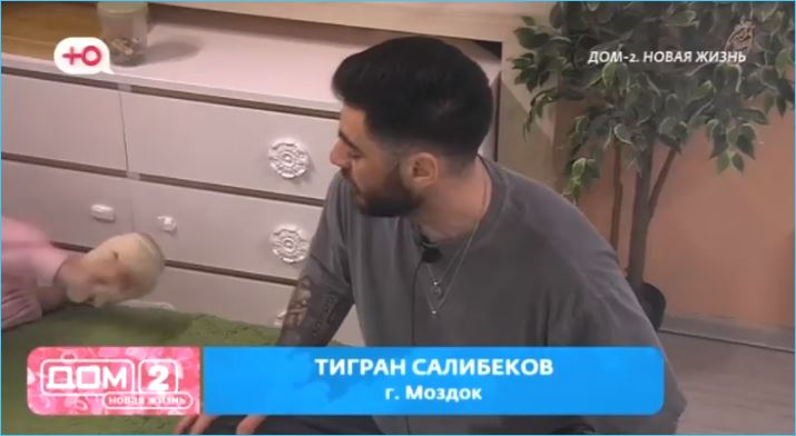 Получив предварительное согласие на празднование своего дня рождения в будущем, Никита Гуранда провел для Вероники и Альберта Граковичей шутливый свадебный обряд.