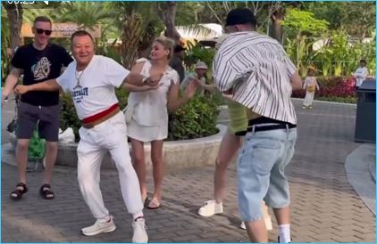 Никиту Гуранду совершенно не трогают наигранные экранные поцелуи Клавдии Безверховой и Владимира Балана; его куда больше увлекает общество Альберта Граковича.