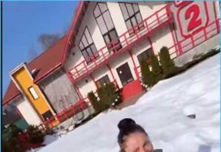 Ведущая популярного реалити-шоу "Дом-2" Нелли Ермолаева, испытывая гордость за свою работу, продемонстрировала в социальных сетях эксклюзивные кадры со съемочной площадки на Поляне.