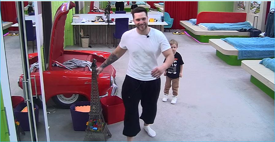 С первого своего появления на съемочной площадке сын Клавдии Безверховой-Ермакович, Роберт, мгновенно привнес атмосферу позитива и стал ярким героем телепроекта.