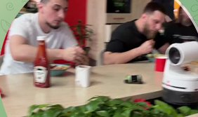 Едва Элина Рахимова отправилась в командировку, как Клавдия Безверхова тут же заняла место на общей кухне, вооружившись кастрюлями и поварёшками. Степан Карпов утверждает, что Клавдия совершила прорыв, превратившись из изгоя в одного из ведущих участников проекта, и это, по его мнению, оправдывает иммунитет, предоставленный ей Яной Фиткевич.