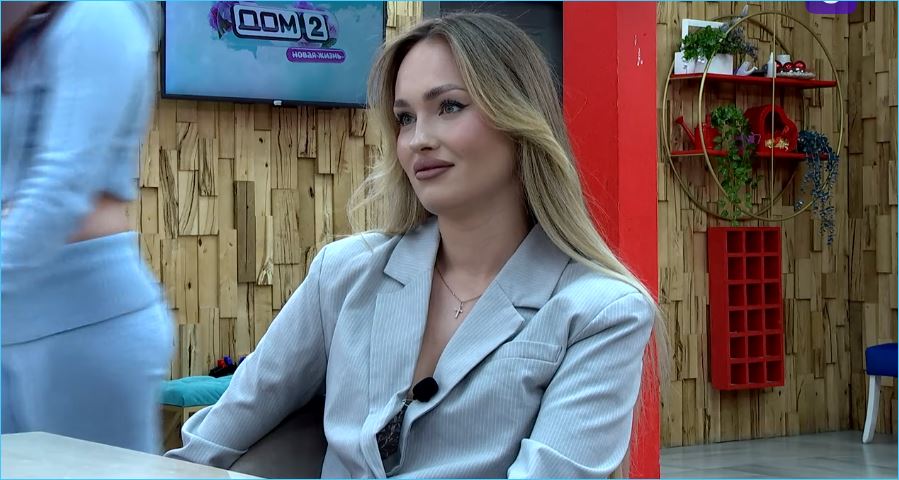 Тигран Салибеков демонстрирует недюжинную готовность пойти на многое, чтобы убедить Альберта Граковича вернуться на съемочную площадку из Борисова. Вероятно, он стремится любой ценой сохранить свою "семью" в рамках телепроекта.