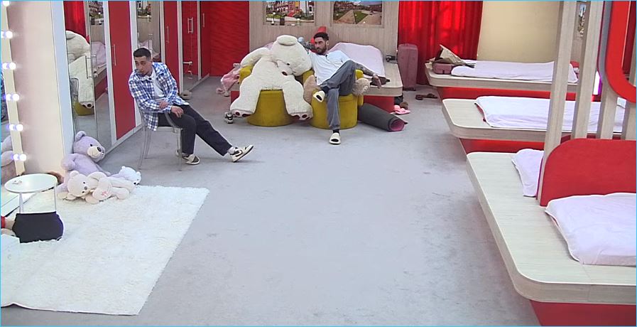 Руслан Асланов стремительно теряет иллюзии относительно людей, которых он поначалу воспринимал как истинный дар на реалити-шоу. Его разочарование касается не Карины Тетуевой, которую он сам огорчил интимной близостью, а скорее его приятелей.