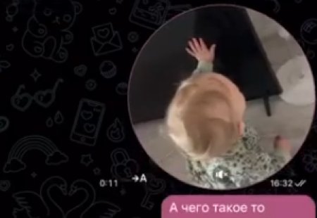 Ксения Карпова вновь столкнулась с отказом в доступе к своему сыну Вове. Попытка встретиться с мальчиком в квартире его бабушки (свекрови Ксении) оказалась безуспешной. Приехав в Лугу Ленинградской области с гостинцами — едой, соками и подарками для ребенка — она тщетно стучала в закрытую дверь, за которой лишь слышался лай собаки.