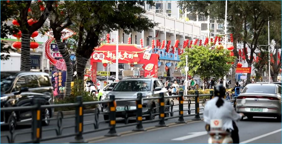 Зрители реалити-шоу «Дом-2» заметили обновлённую заставку, призывающую новых участников присоединиться к проекту. Примечательно, что в объявлении особо выделена возможность попасть на китайскую съёмочную площадку, что немедленно породило в сети слухи о возобновлении «китайских каникул» и полноценном функционировании второй локации шоу.