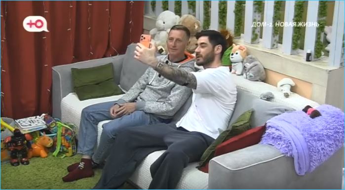 Мужская часть коллектива «Дома-2» продолжает активно высмеивать Альберта Граковича.