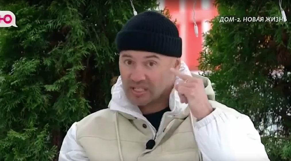 В дневном эфире «Дома-2» 21 апреля 2026 года состоялся примечательный диалог между ведущим Андреем Черкасовым и участницей Вероникой Гракович. Андрей Черкасов выразил твёрдую уверенность, что именно Вероника убедила своего мужа Альберта покинуть телепроект. По его словам, Альберт, который вечером ожидал приезда своей знакомой Ольги, после ночных бесед с супругой собрал вещи и стремительно ушёл за ворота.