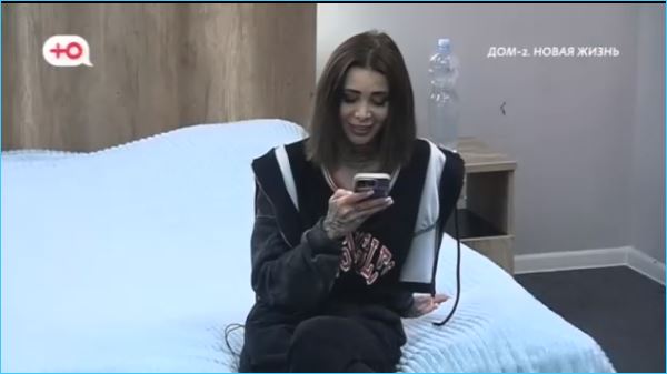 Пока Клавдия Безверхова-Ермакович продолжает появляться в эфирах "Дома-2", которые доступны в соответствующем разделе сайта, существует реальная возможность детально обсуждать её действия и поступки.