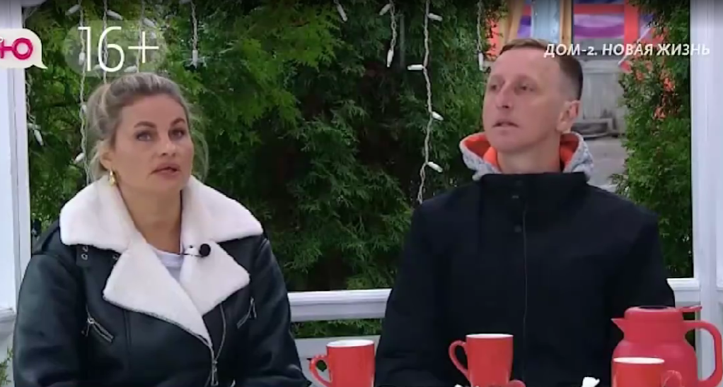 Виктория Салибекова, супруга Тиграна, выразила неодобрение поведению своей матери, Вероники Гракович, в рамках проекта "Дом-2". Она выступила против изгнания своего отчима, Альберта Граковича, с шоу, полностью поддержав его. В ночном эфире от 13.04.2026 Виктория напомнила зрителям о скандальных выходках Вероники, в частности, о её ссорах, потасовках и драках с другими участницами, подчеркнув, что эти инциденты не были связаны с Альбертом.