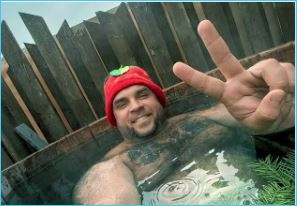 Экс-участники реалити-шоу «Дом-2» Глеб Жемчугов и Анастасия Роинашвили отмечают важную дату в Крыму: их сын Добрыня недавно справил свой первый день рождения, наполняя родительскую жизнь радостью.